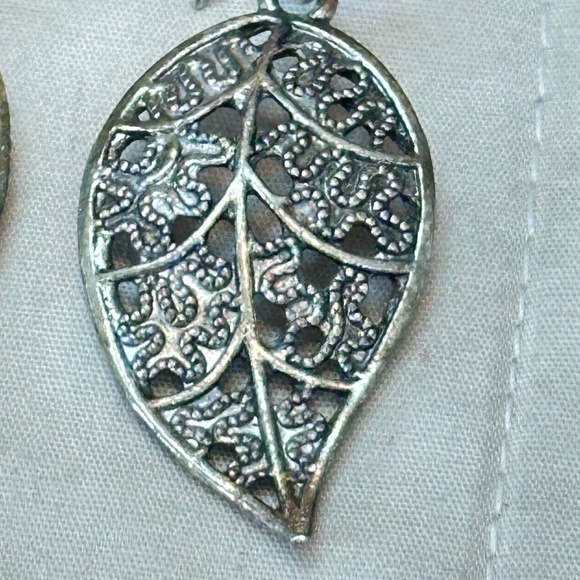 2/$15 Silver tone dangle earrings w/beads Leaves have filigree design - Picture 9 of 15